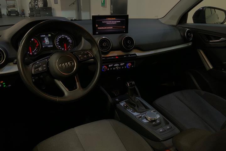 Blå Audi Q2 fra 2021