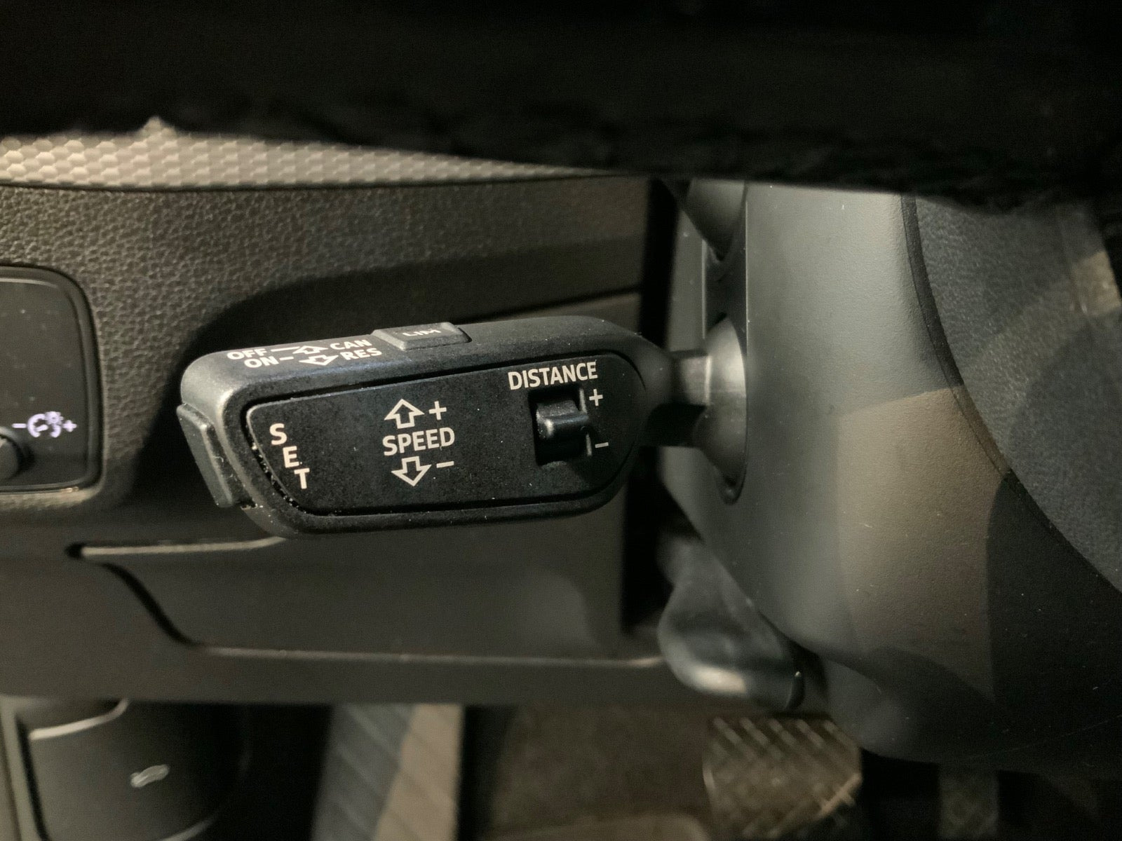 Blå Audi Q2 fra 2021