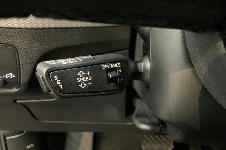 Blå Audi Q2 fra 2021