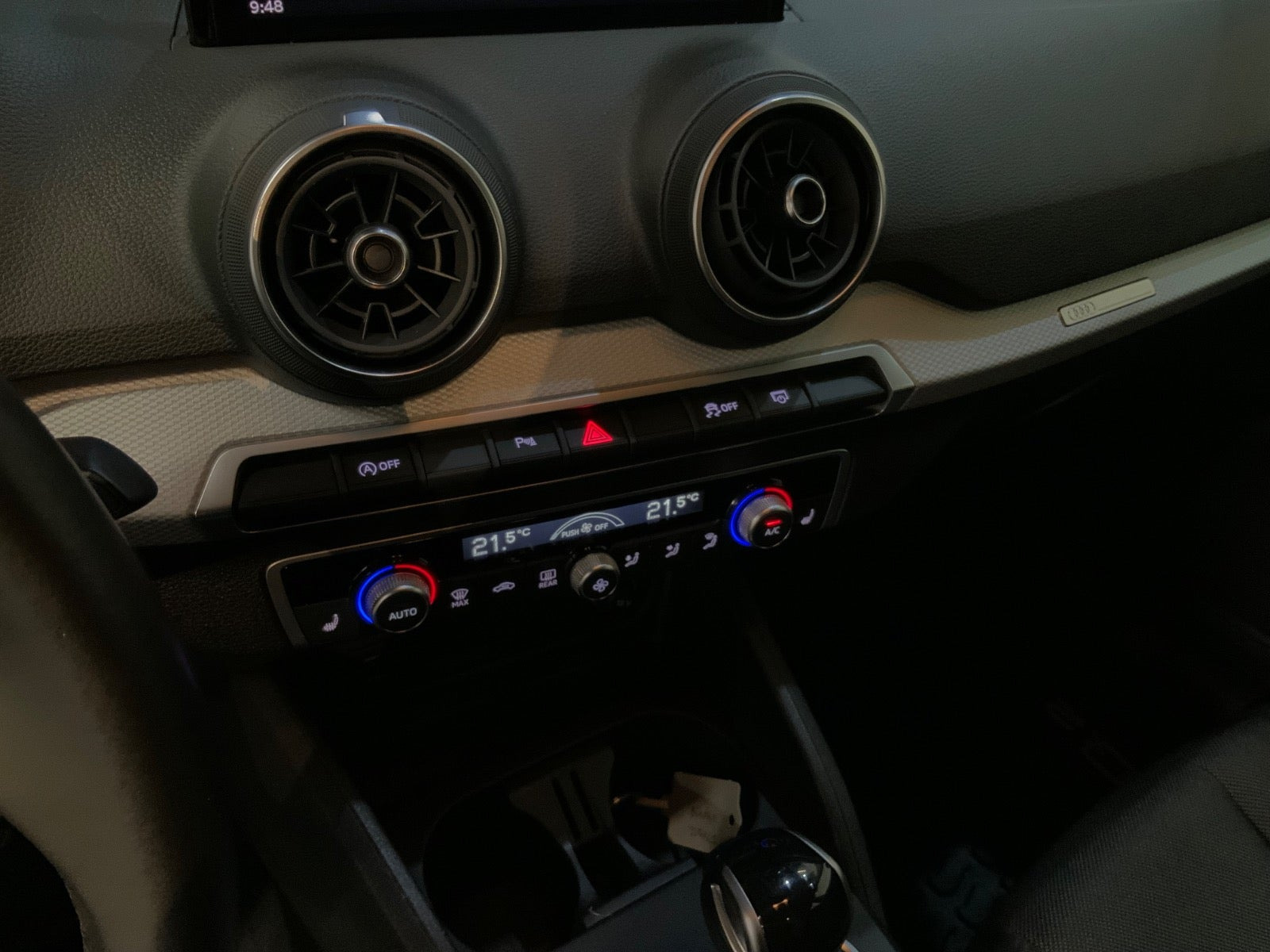 Blå Audi Q2 fra 2021
