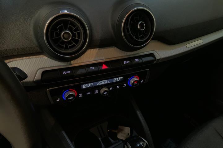Blå Audi Q2 fra 2021