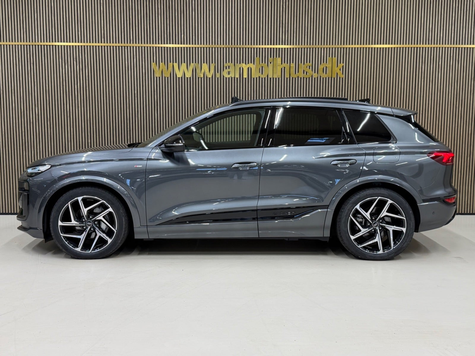Grå Audi Q6 e-tron fra 2025