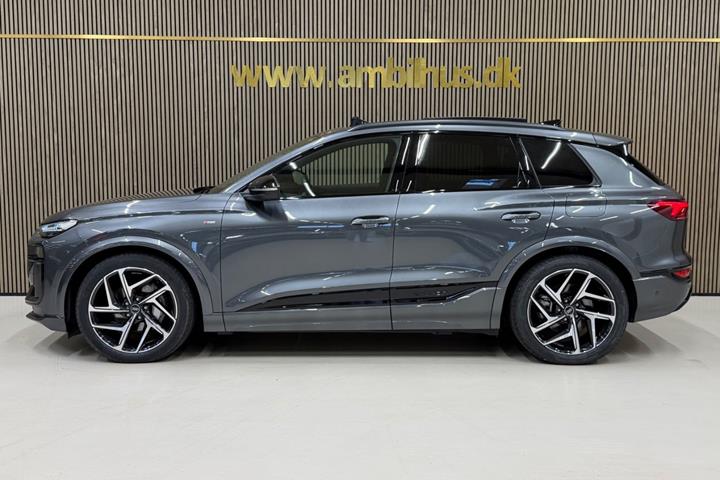 Grå Audi Q6 e-tron fra 2025