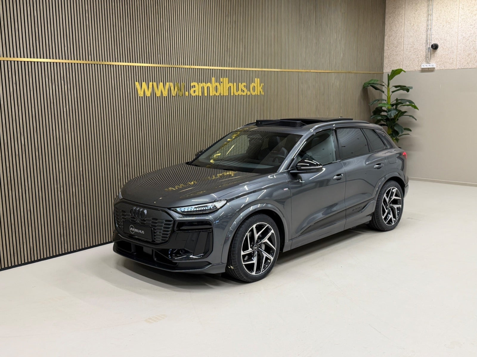 Grå Audi Q6 e-tron fra 2025