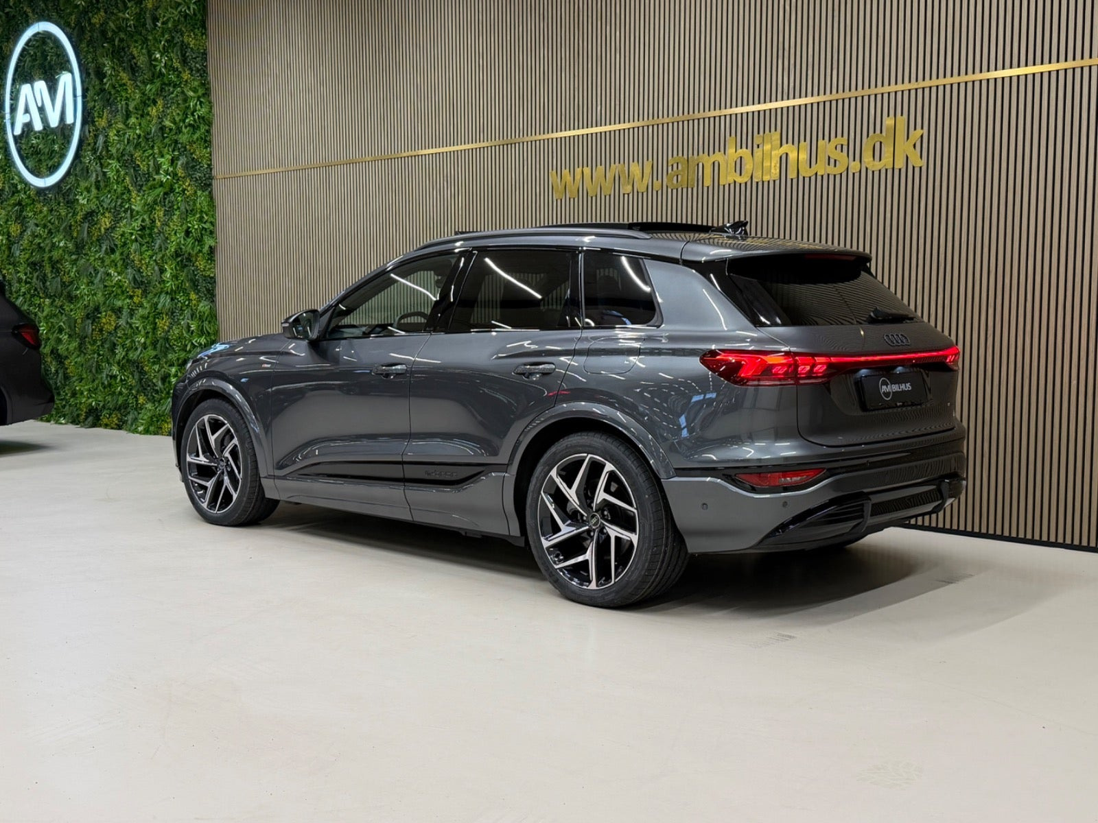 Grå Audi Q6 e-tron fra 2025