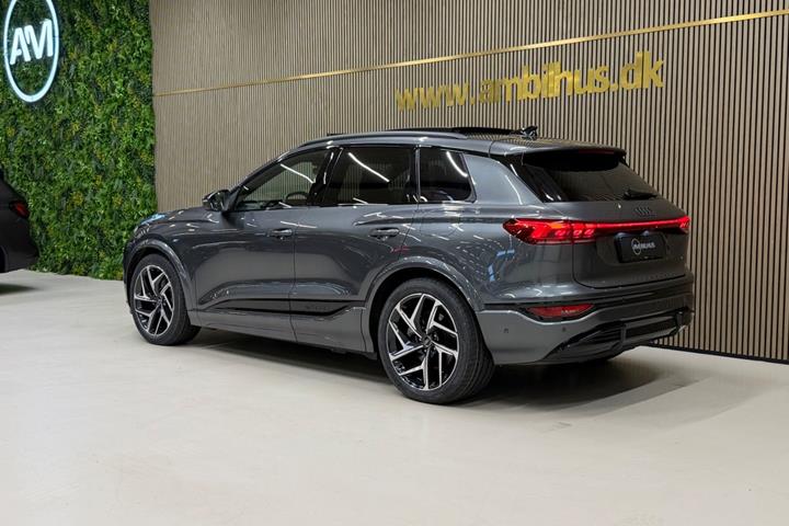 Grå Audi Q6 e-tron fra 2025