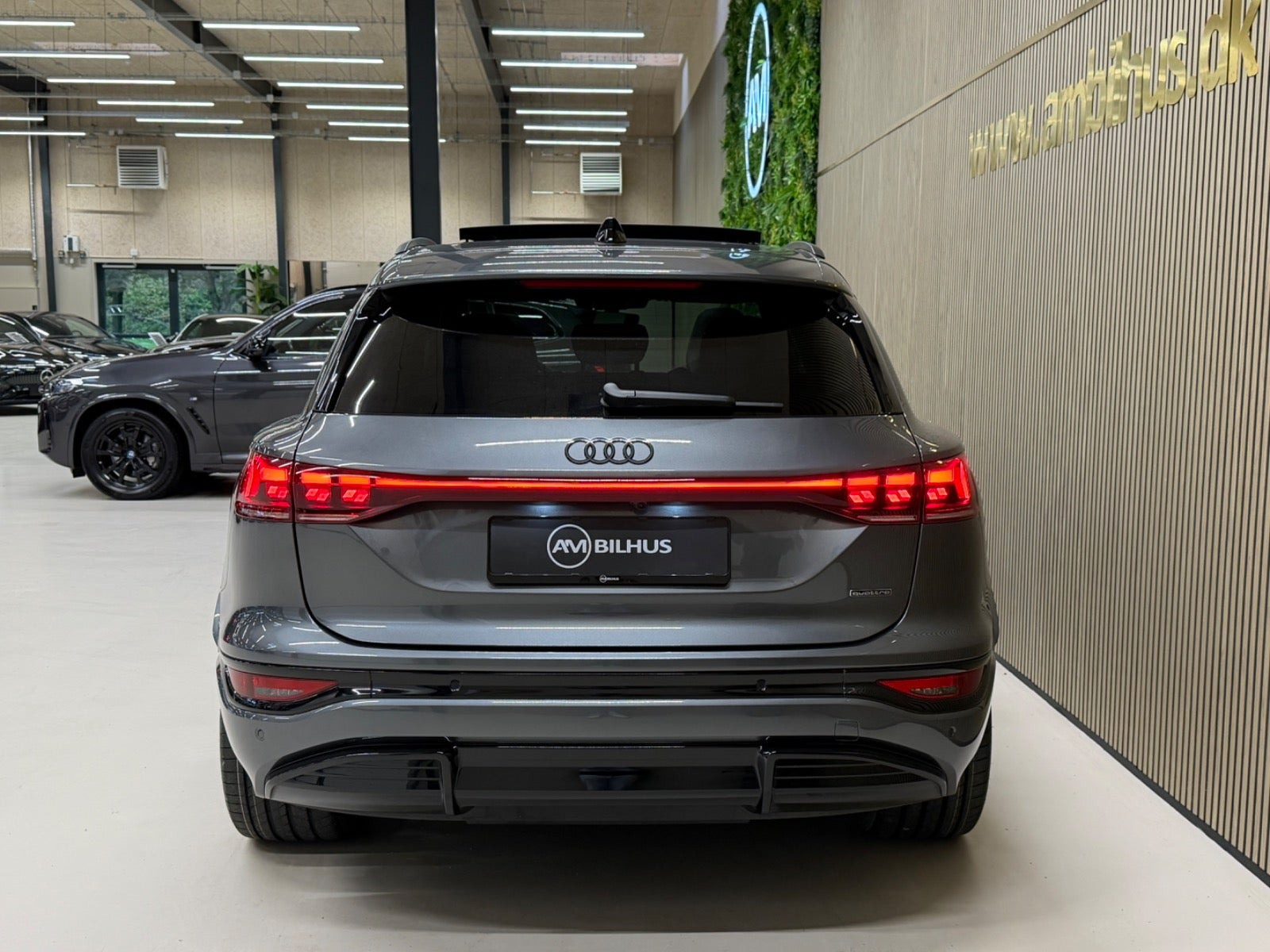 Grå Audi Q6 e-tron fra 2025