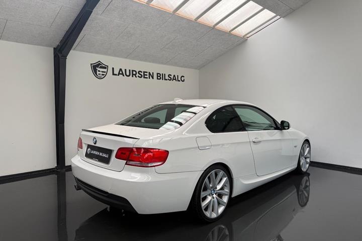 Hvid BMW 320d fra 2010