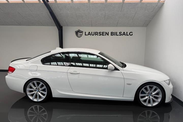 Hvid BMW 320d fra 2010