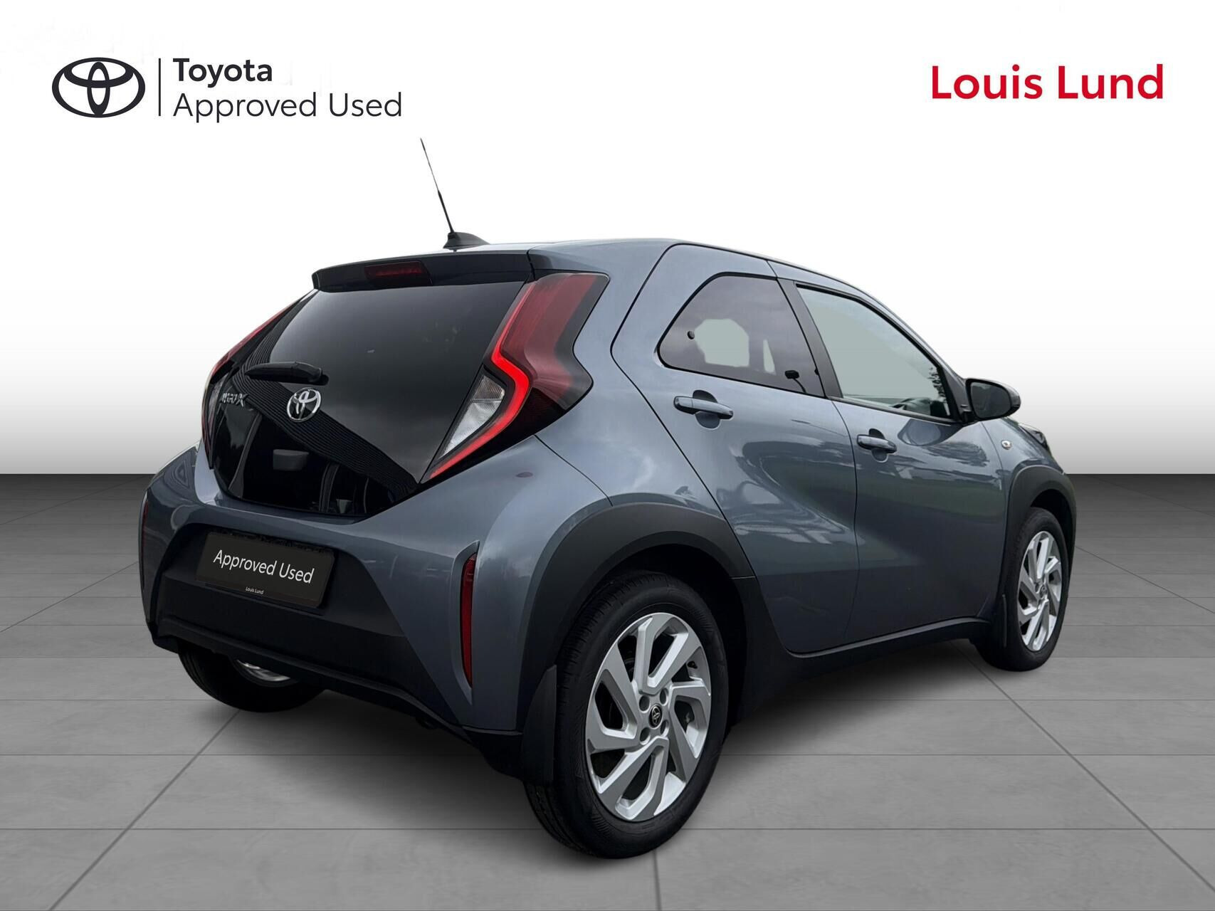 Grå Toyota Aygo X fra 2025