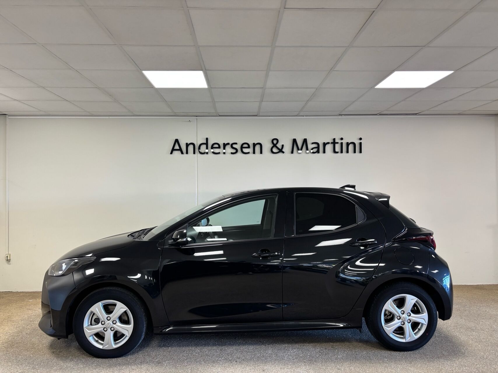 Sort Toyota Yaris fra 2022