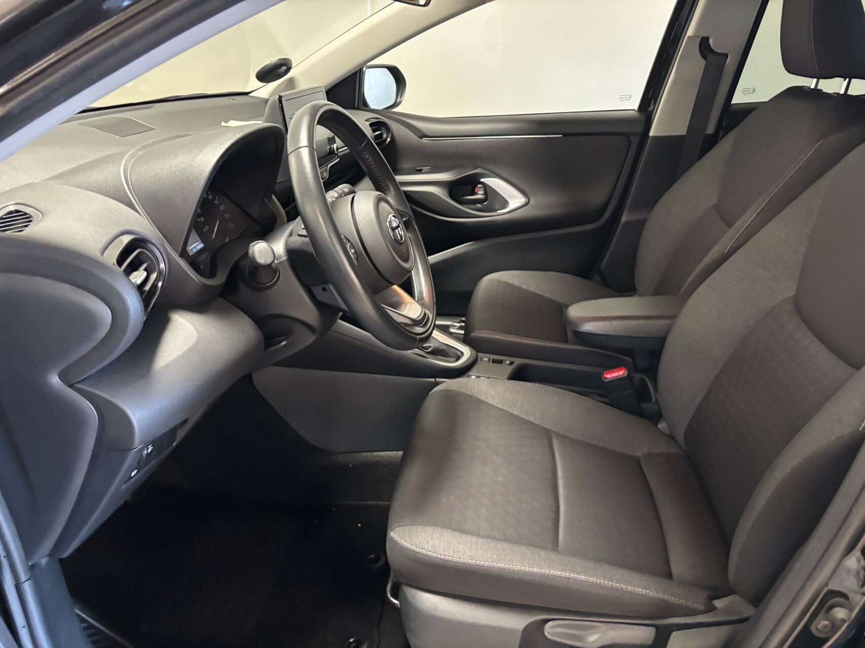 Sort Toyota Yaris fra 2022