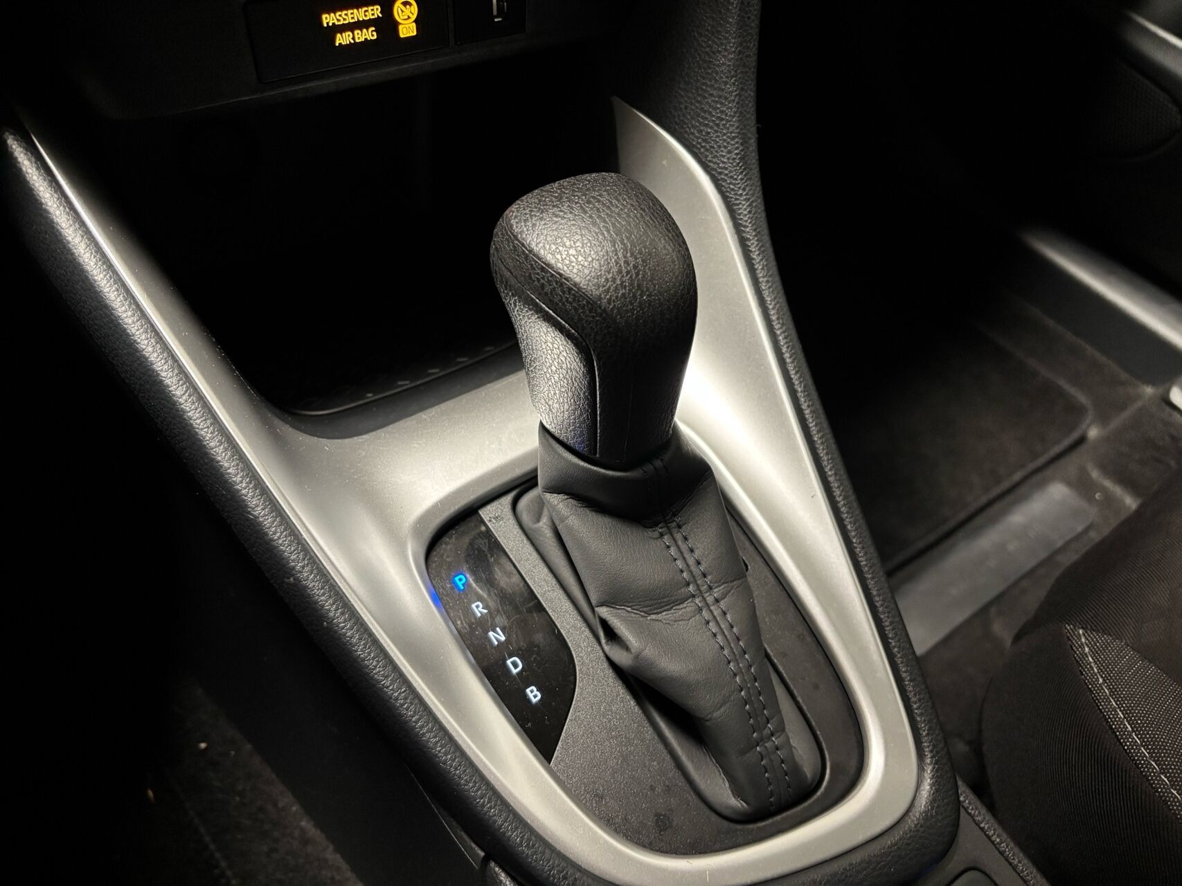 Sort Toyota Yaris fra 2022