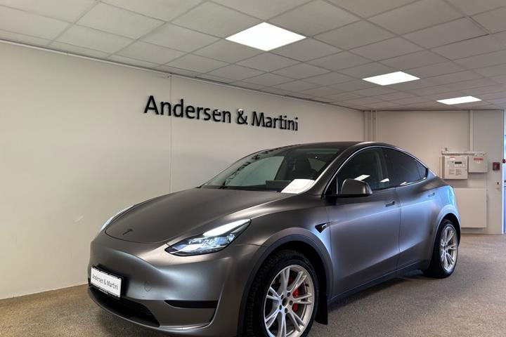 Grå Tesla Model Y fra 2023