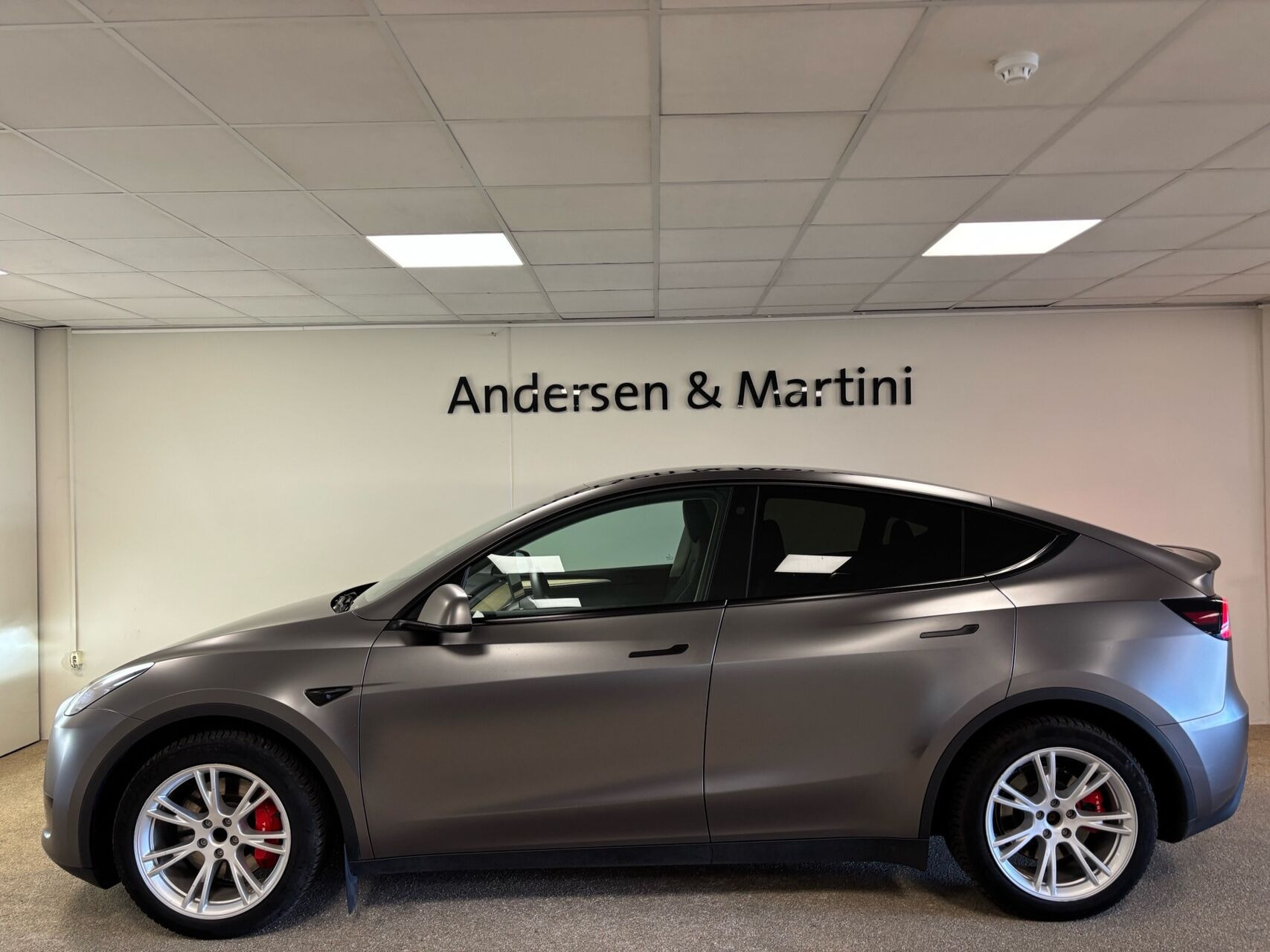 Grå Tesla Model Y fra 2023
