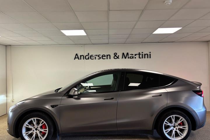 Grå Tesla Model Y fra 2023