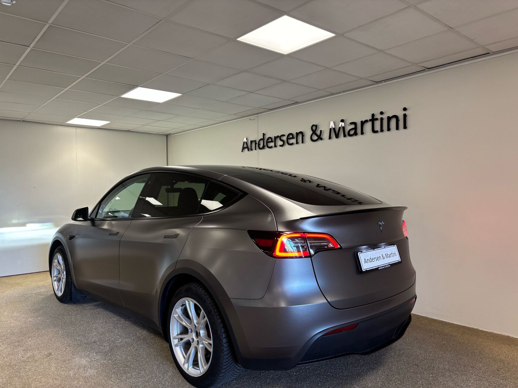 Grå Tesla Model Y fra 2023