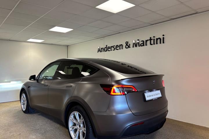 Grå Tesla Model Y fra 2023