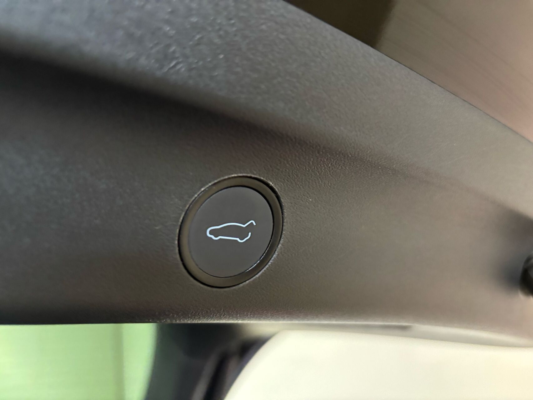 Grå Tesla Model Y fra 2023
