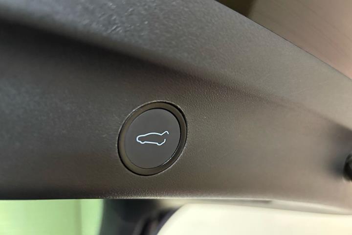 Grå Tesla Model Y fra 2023
