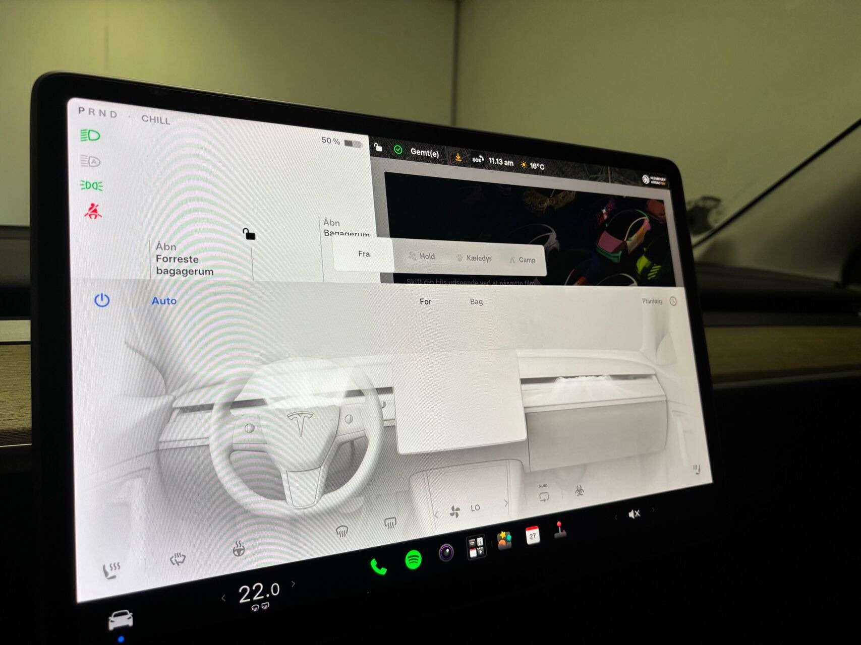 Grå Tesla Model Y fra 2023