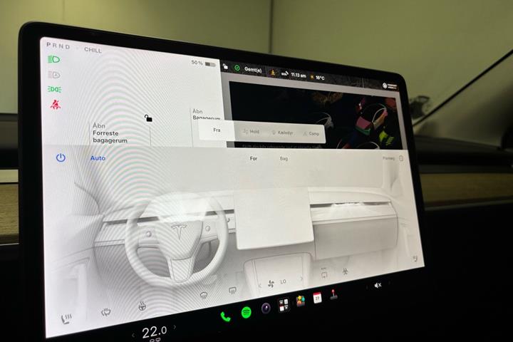 Grå Tesla Model Y fra 2023