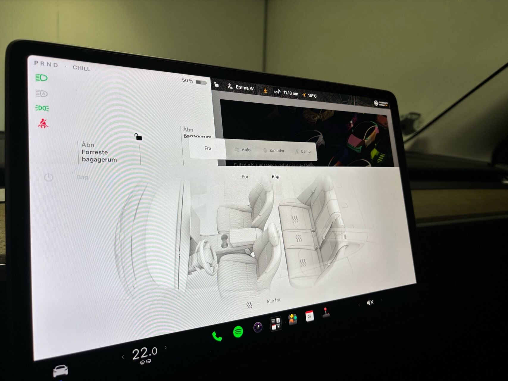 Grå Tesla Model Y fra 2023