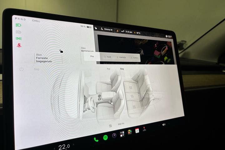 Grå Tesla Model Y fra 2023