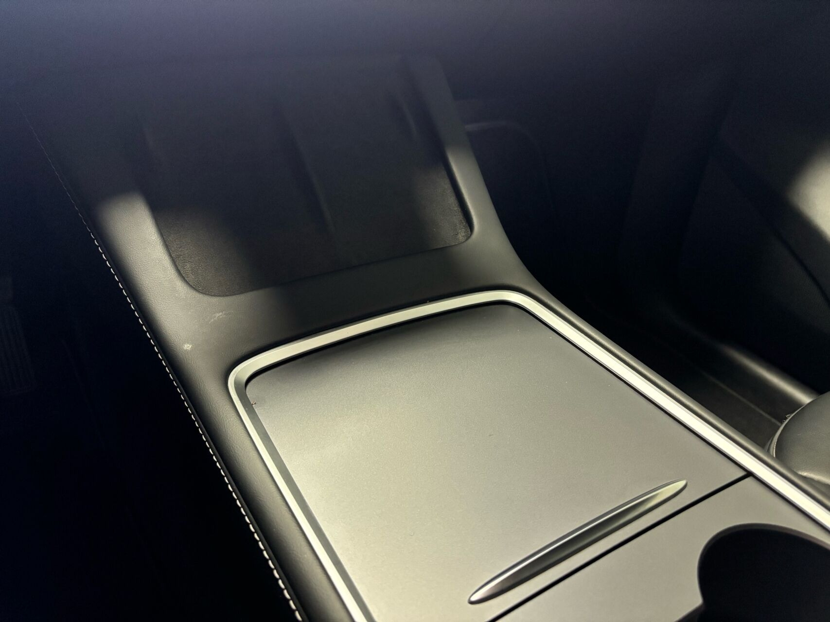 Grå Tesla Model Y fra 2023