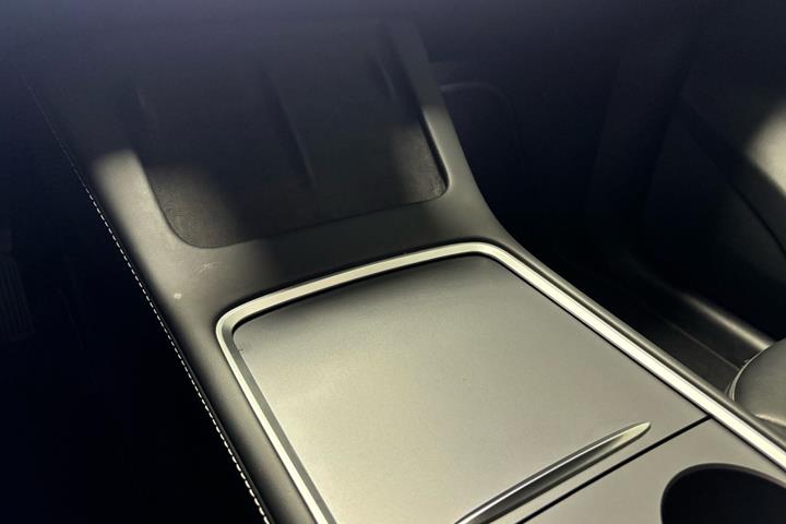 Grå Tesla Model Y fra 2023