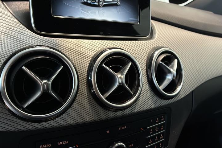 Sort Mercedes B180 d fra 2017