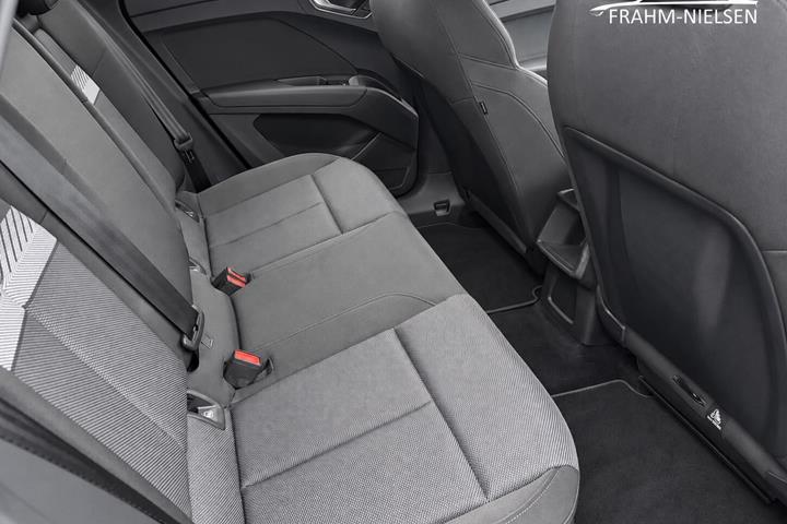 Blå Audi Q4 fra 2021
