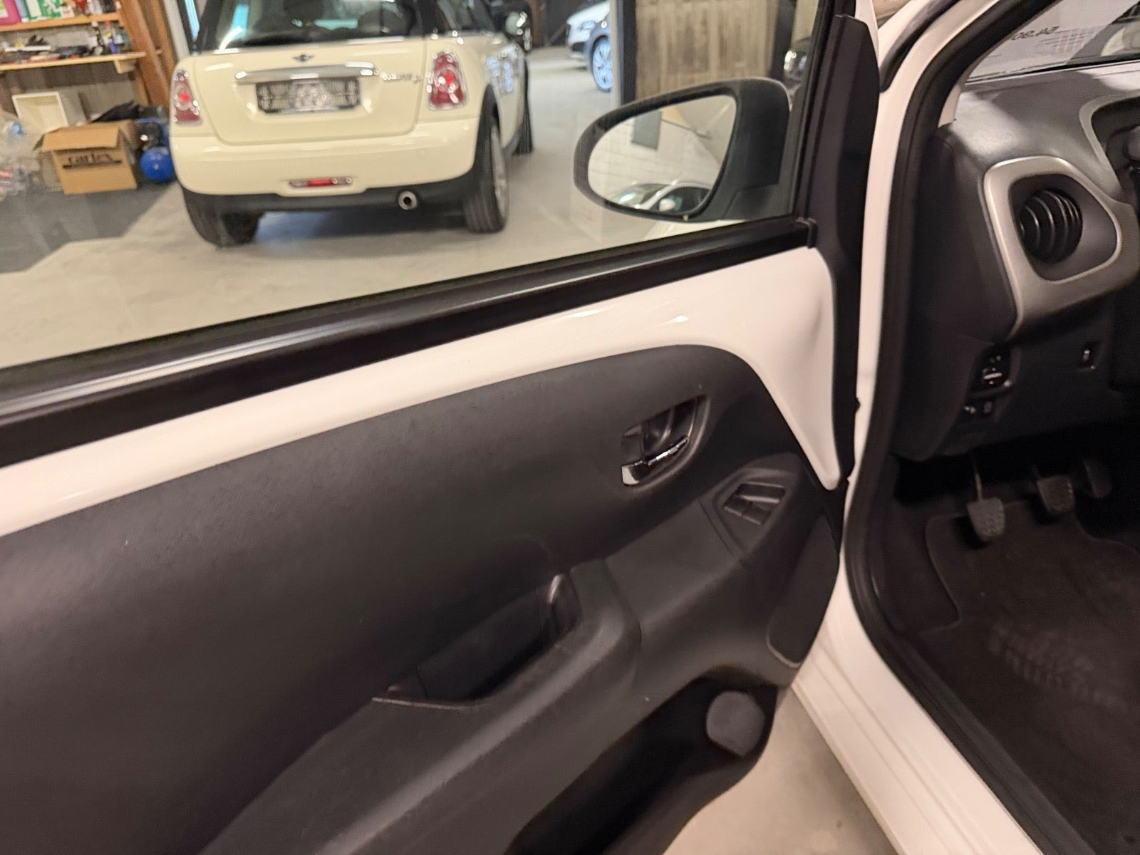 Hvid Toyota Aygo fra 2015