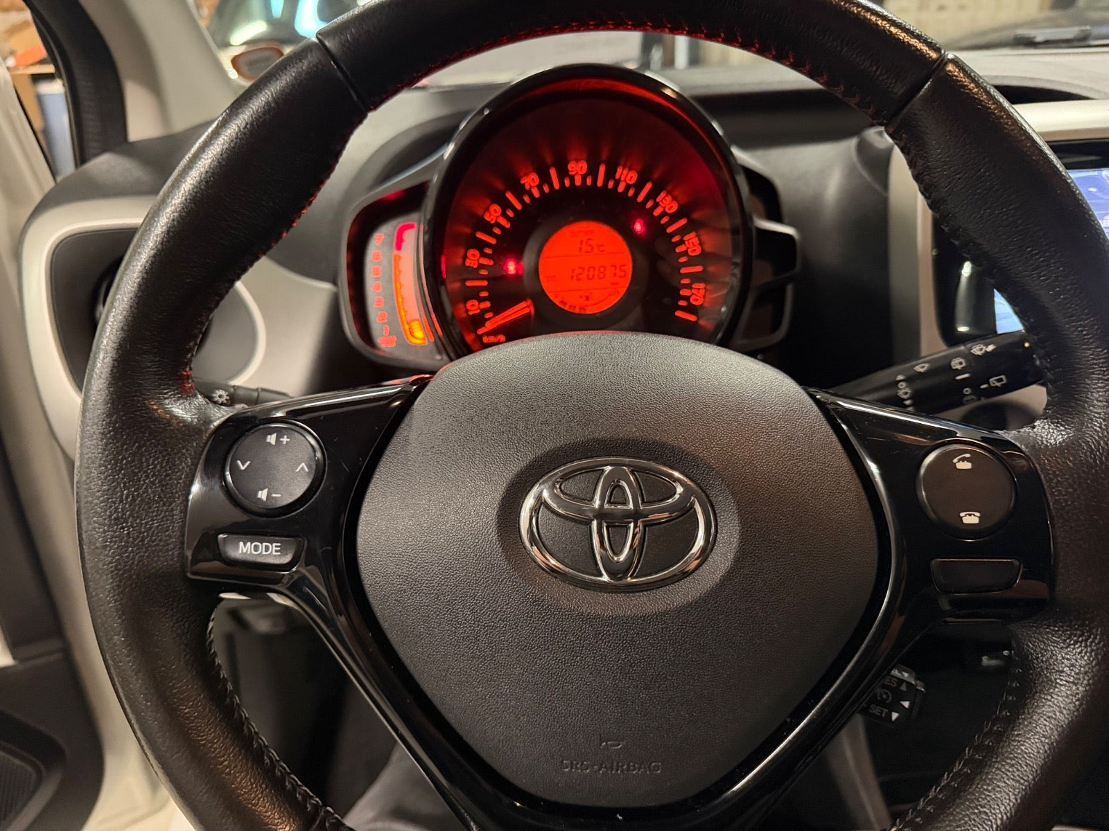 Hvid Toyota Aygo fra 2015