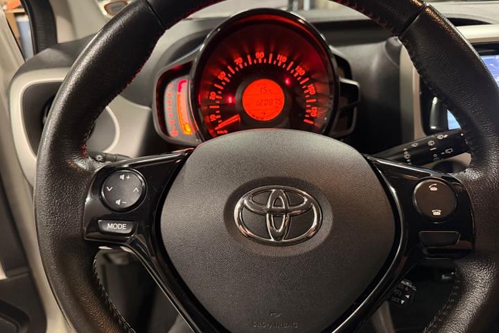 Hvid Toyota Aygo fra 2015