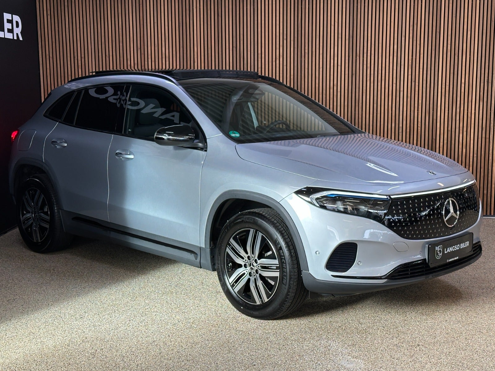 Sølv Mercedes EQA300 fra 2023