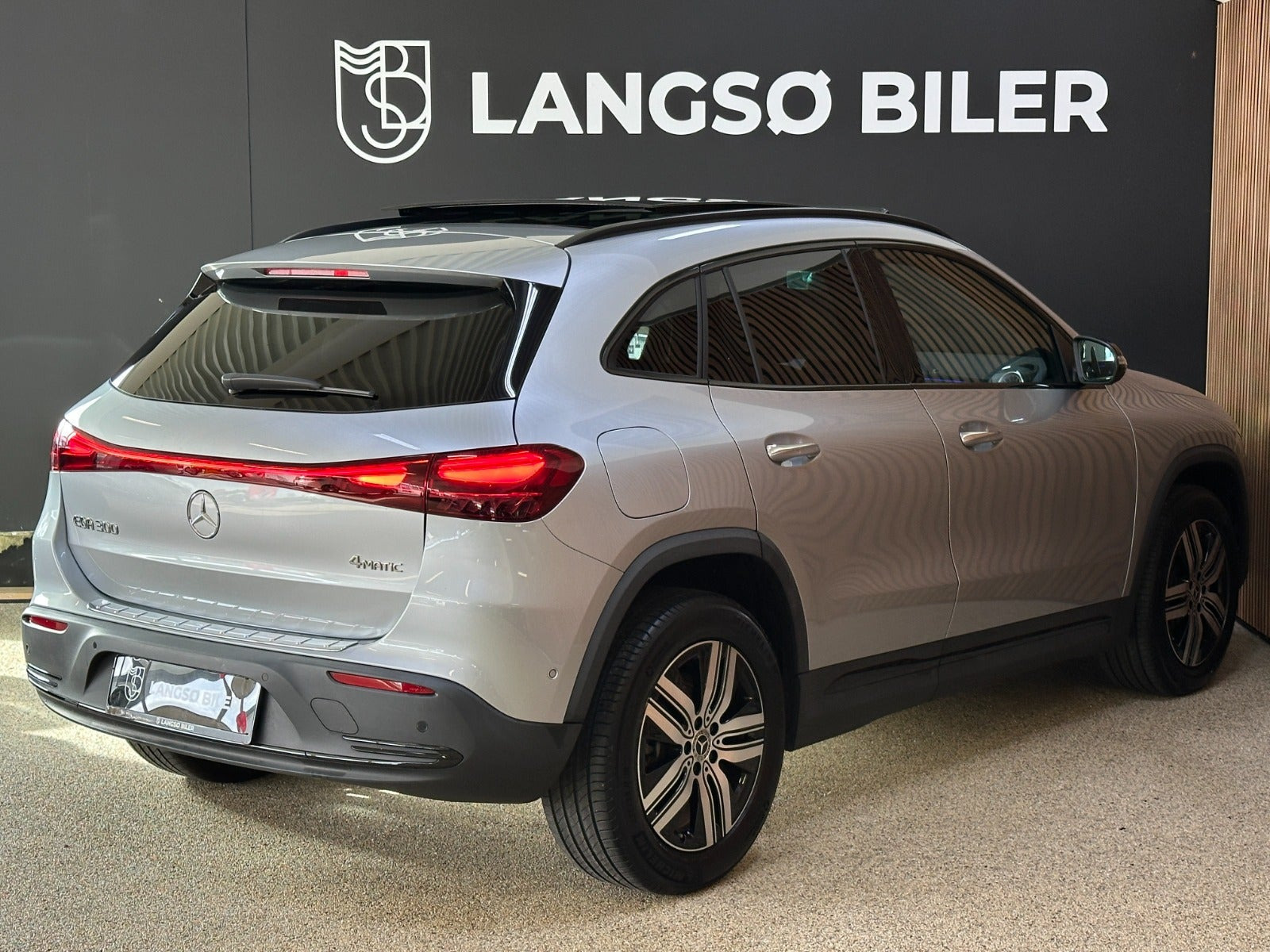 Sølv Mercedes EQA300 fra 2023
