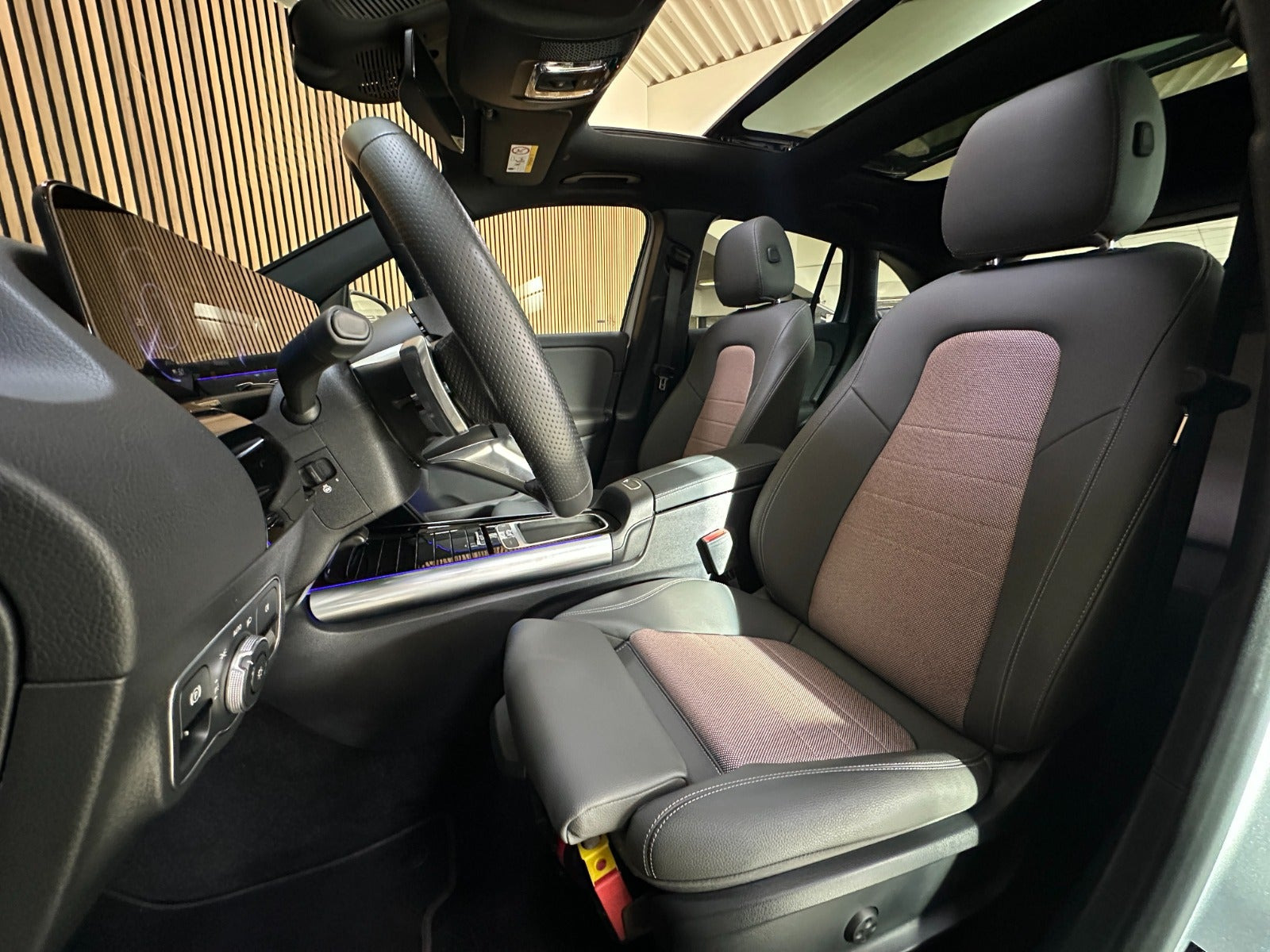 Sølv Mercedes EQA300 fra 2023