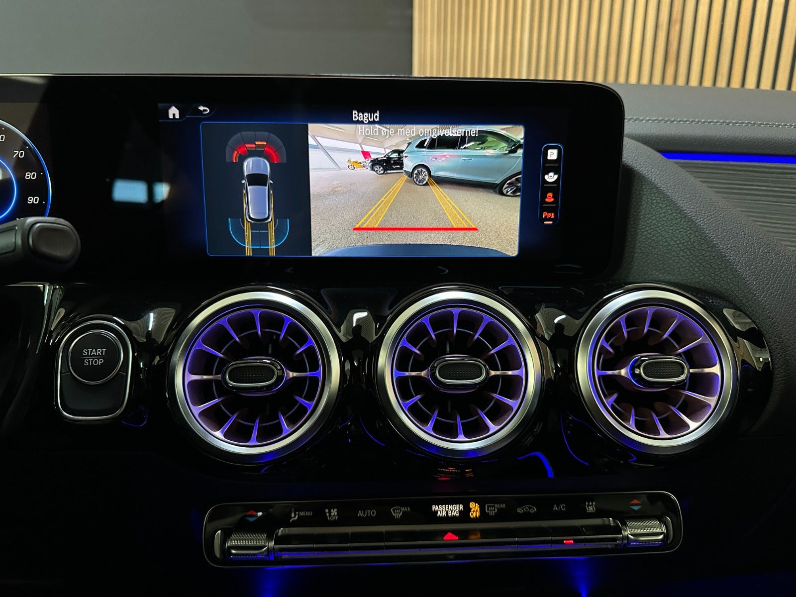 Sølv Mercedes EQA300 fra 2023