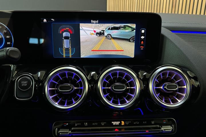 Sølv Mercedes EQA300 fra 2023