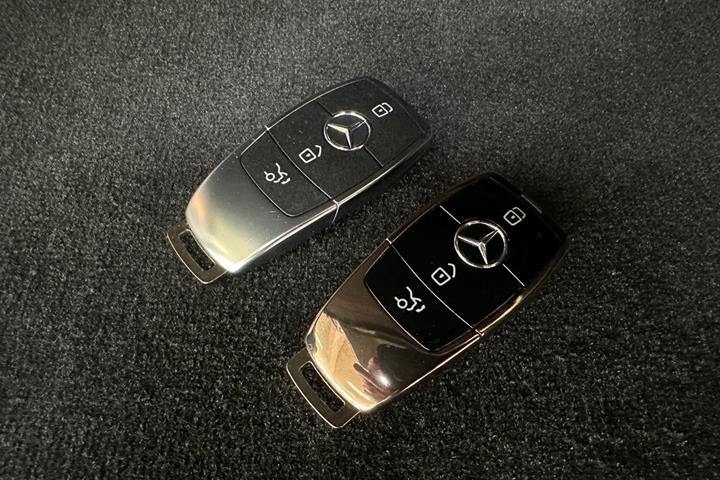 Sølv Mercedes EQA300 fra 2023