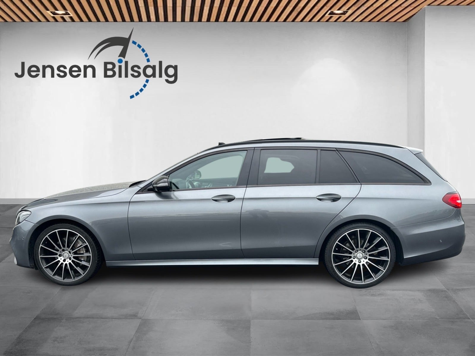 Grå Mercedes E220 d fra 2017