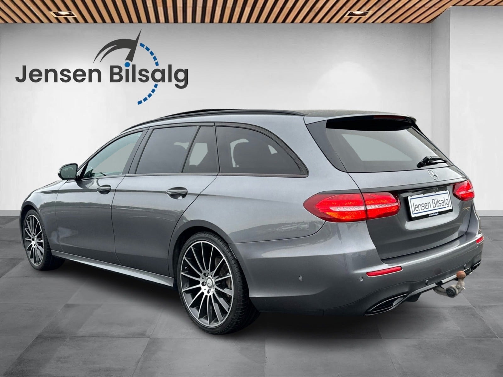 Grå Mercedes E220 d fra 2017