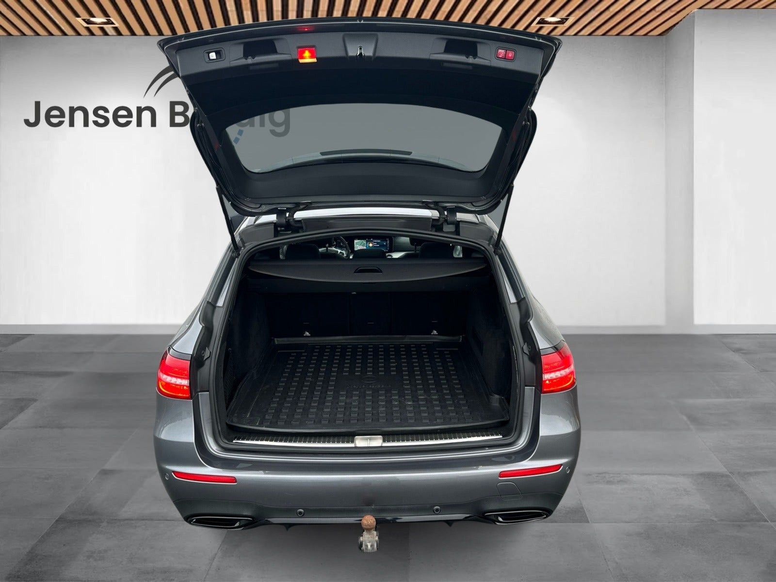 Grå Mercedes E220 d fra 2017
