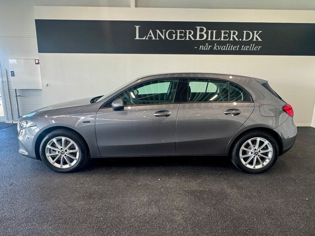 Grå Mercedes A250 e fra 2021
