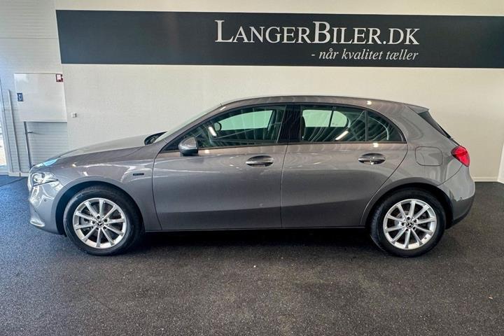 Grå Mercedes A250 e fra 2021