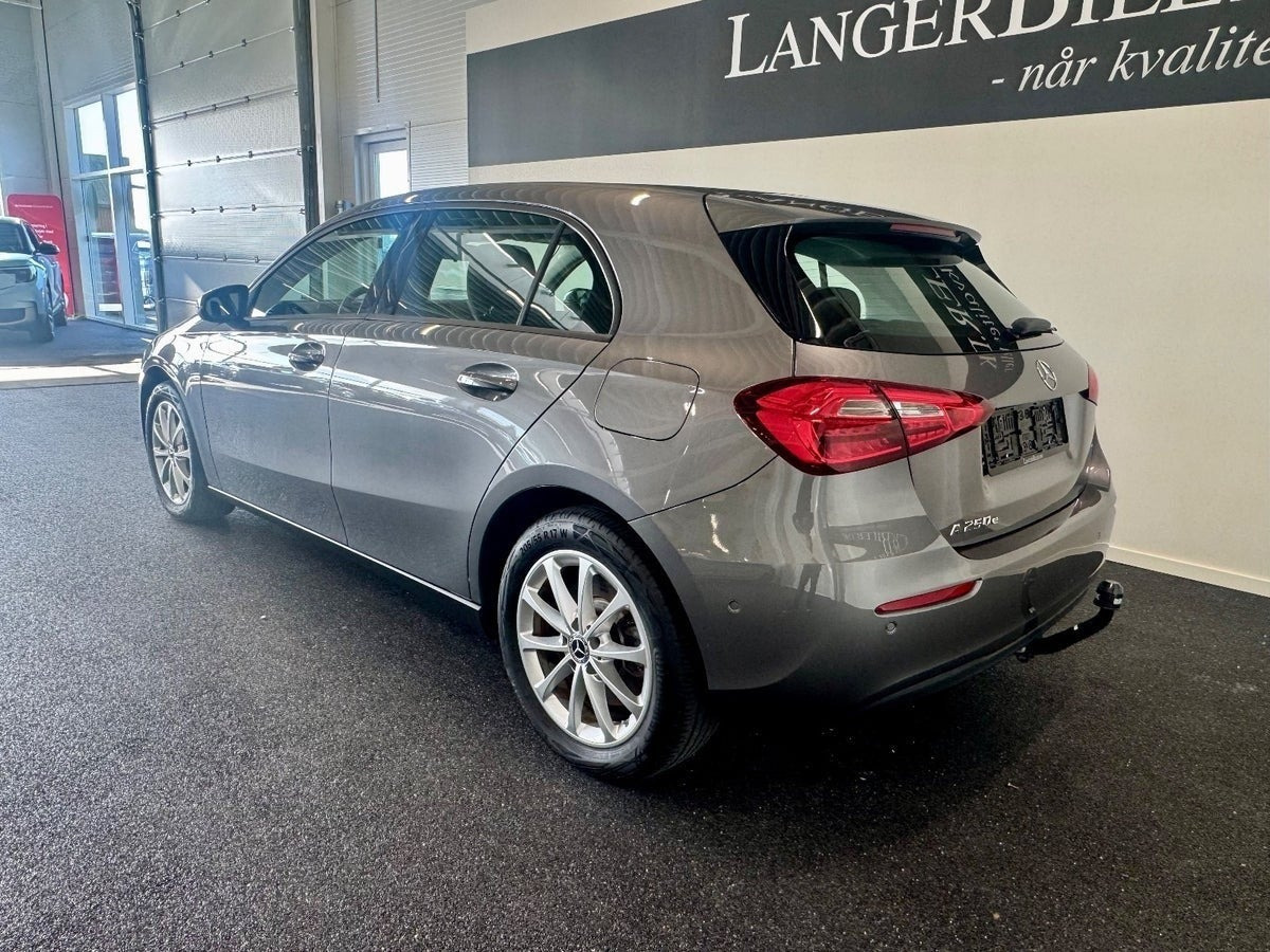 Grå Mercedes A250 e fra 2021