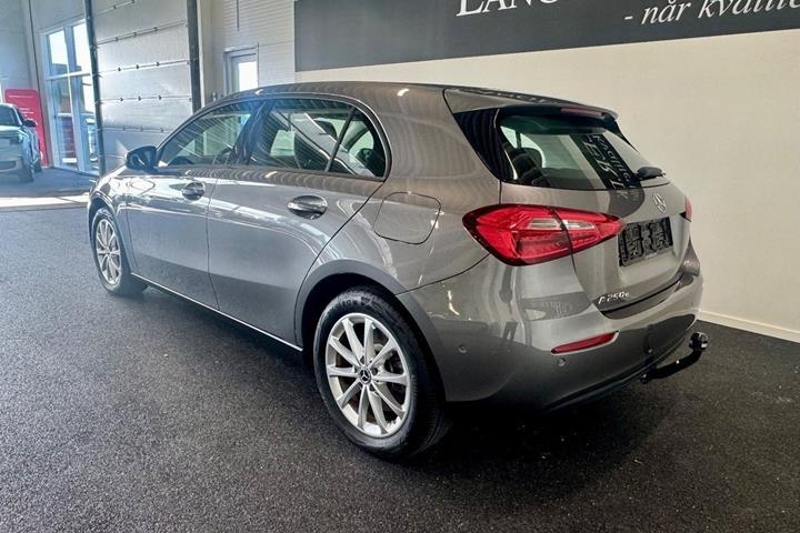 Grå Mercedes A250 e fra 2021