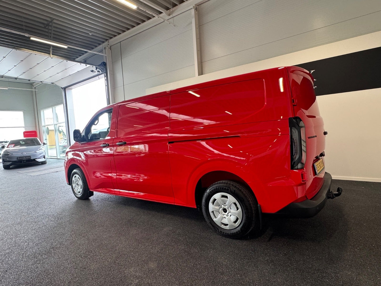 Rød Ford Transit Custom 320 L1 fra 2026