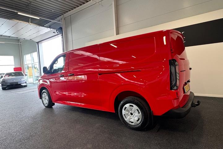 Rød Ford Transit Custom 320 L1 fra 2026